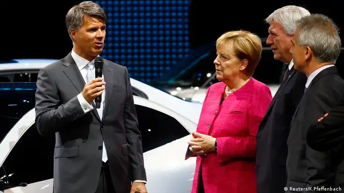 Angela Merkel auf der IAA (Reuters/K.Pfeffenbach)