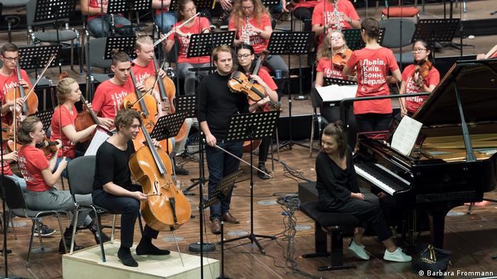 Konstantin Manaev, Tobias Feldmann und Kateryna Titova proben mit dem Jugendorchester