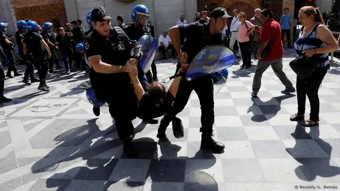 Turkish police detain protesters during trial against two suspected coup plotters (Reuters/U. Bektas)