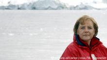 ***BG Wie grün ist Merkel?***
+++Archivbild+++
Bundeskanzlerin Angela Merkel (CDU), aufgenommen am Donnerstag (16.08.07) während einer Schiffsrundfahrt durch den Eisfjord bei Ilulissat in Grönland. Zusammen mit Bundesumweltminister Gabriel besucht die Kanzlerin während einer zweitägigen Reise Grönland, um sich über die Folgen der Klimaerwärmung zu informieren. Foto: Michael Kappeler +++(c) dpa - Report+++ | Verwendung weltweit