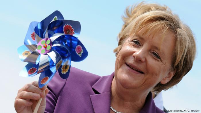 Deutschland | Angela Merkel mit Windrädchen