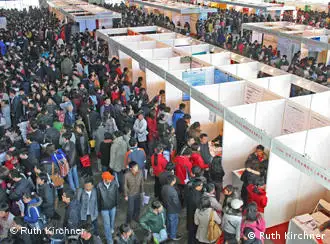 Großer Andrang auf der Jobbörse für Uni-Absolventen in den Messehallen in Peking. Bild am 23.2.2009 zugeschickt.