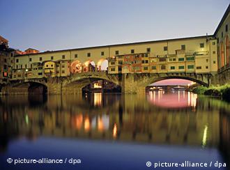 Foto von der Abendstimmung an der Ponte Vecchio über dem Arno in Florenz