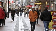 Bildnummer: 52464659 Datum: 18.03.2008 Copyright: imago/biky
Fußgängerzone und Einkaufsstraße von Gelsenkirchen-Buer, Personen; 2008, Gelsenkirchen-Buer, , , , , Fußgänger, Innenstadt, Shoppingmeile; , quer, Kbdig, Totale, Einzelhandel, Wirtschaft, , o0 Deutschland, Europa