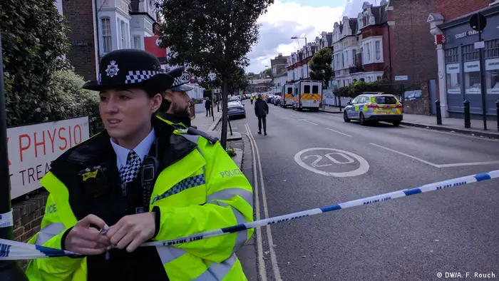 La primera ministra británica subió la alerta terrorista al máximo nivel de crítico, en una escala de cinco, tras atentado que dejó 23 heridos en metro de Londres. Especular no ayuda, dijo May sobre trino de Trump. 15.09.2017