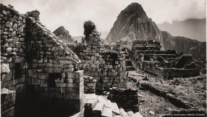 Huayna Picchu es en realidad el nombre del poderoso pico de la montaña que se asoma detrás de la ciudad inca. Fotografía del fotógrafo peruano Martín Chambi. Machu Picchu, Perú. 1924.