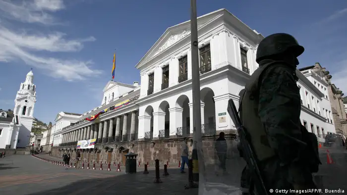 Lenín Moreno denunció el hallazgo de una cámara oculta, que tendría conexión con el exterior y habría sido instalada en su despacho del palacio de Carondelet por Rafael Correa, su antecesor. 15.09.2017