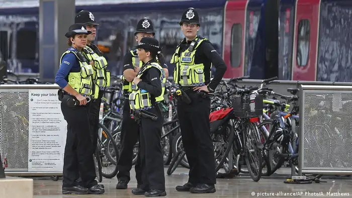 Großbritannien London - Polizeiaufgebot nach Terroranschlag in U-Bahn