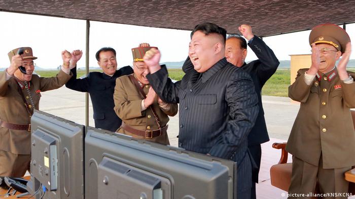 Kim Jong Un umgeben von jubelnden Soldaten