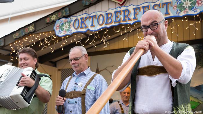 Männer spielen Musikinstrumente bei Oktoberfestfeiern in El Cajon, Kalifornien.