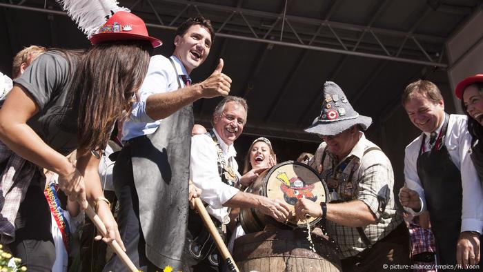 Justin Trudeau tippt beim Kitchner-Waterloo Oktoberfest in Kanada auf das Fass.