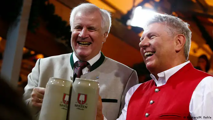 Bavarian state Premier Horst Seehofer (L) and Munich mayor Dieter Reiter REUTERS/Michaela Rehle