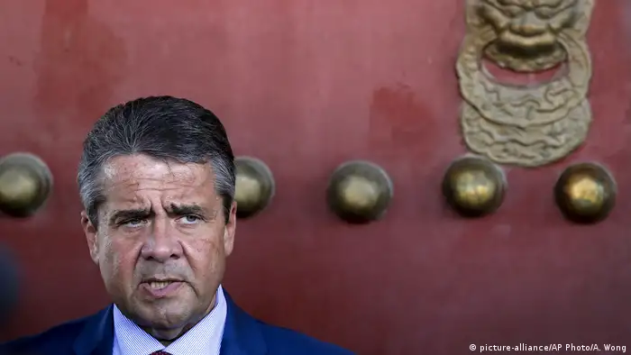 China Sigmar Gabriel bei Eröffnung der Deutschland 8“-Austellung im Taimiao-Tempel (picture-alliance/AP Photo/A. Wong)