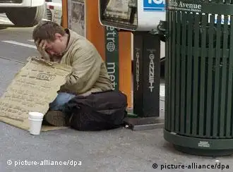 Ein Obdachloser bittet am Dienstag (30.10.2007) auf der Fifth Avenue in New York um Geld. Foto: Maurizio Gambarini dpa +++(c) dpa - Report+++