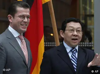 德国经济部长祖·古滕贝格和中国商务部长陈德铭在柏林