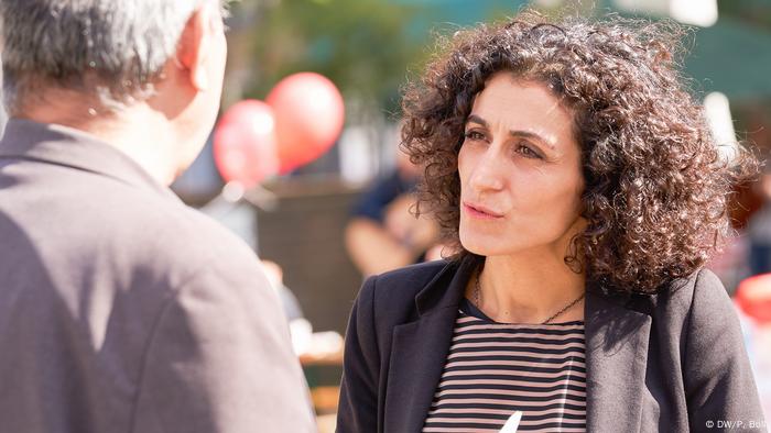 Güldane Tokyürek, Bundestagskandidatin für Die Linke, im Gespräch mit einem Bürger (Foto: DW/P. Böll)