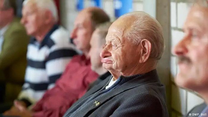 Ein älterer Mann sitzt im Publikum und beobachtet die CSU-Wahlveranstaltung von Emmi Zeulner in Ludwigschogast (Foto: DW/P. Böll)