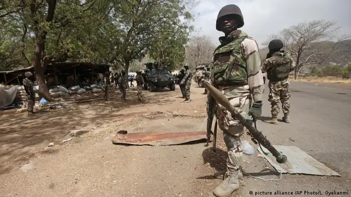 Al menos 50 personas murieron hoy en un atentado suicida en una mezquita en el noreste de Nigeria, en la región de Adamawa. Se sospecha que el autor del ataque, un adolescente, era miembro del grupo yihadista Boko Haram. El atentado tuvo lugar en Dezala, una comunidad en el término de North Mubi. (21.11.2017).