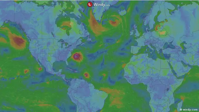 El huracán María ganó fuerza, de nuevo, al subir a categoría 3 mientras se aproxima a las Antillas Menores con vientos máximos sostenidos a velocidades de 195 kilómetros por hora. Según el Centro Nacional de Huracanes (CNH) de EE.UU. María pasarí una ruta similiar a la de Irma. Windy.com registraba este lunes velocidades de 200 kilómetros por hora. 18.09.2017