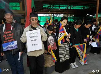达兰萨拉的流亡藏人为去年3月份的死难者默哀
