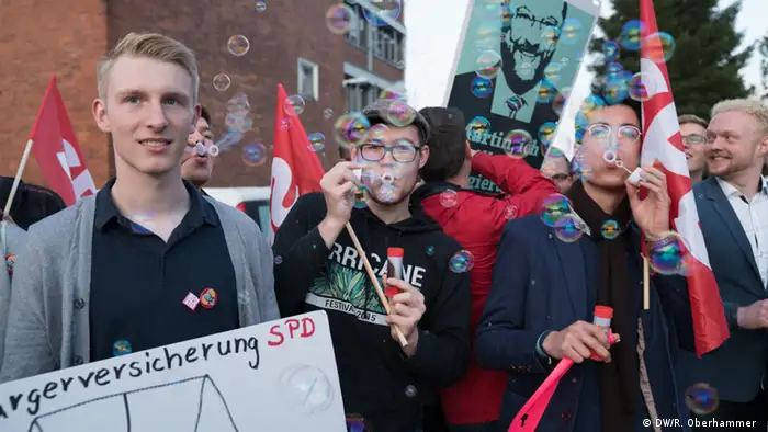 Junge Unterstützer von Kanzlerkandidat Martin Schulz mit Fahnen und Luftblasen in Lübeck (Foto: DW/R. Oberhammer)