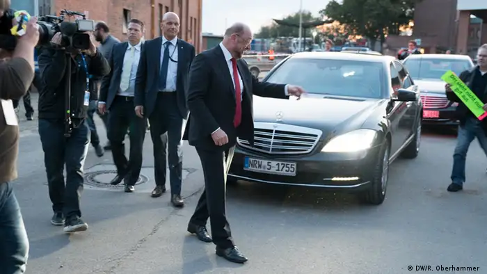 Martin Schulz (SPD) geht vor einem Auto lang, vor einem TV-Auftritt in Lübeck (Foto: DW/R. Oberhammer)