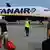 Großbritannien Ryanair Fluggäste am Flughafen Stansted in London