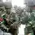 Regulären Soldaten gehen in der Nähe des Hauptquartiers der Grenztruppen in Dhaka in Stellung (dpa))