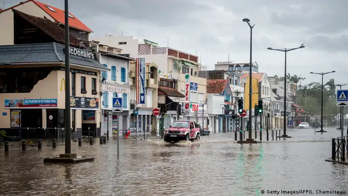 Según Ricardo Rosselló, gobernador de Puerto Rico, María va a impactar en todo Puerto Rico con una fuerza y violencia que no hemos visto en varias generaciones. Extranjeros buscan refugio en hoteles. 19.09.2017