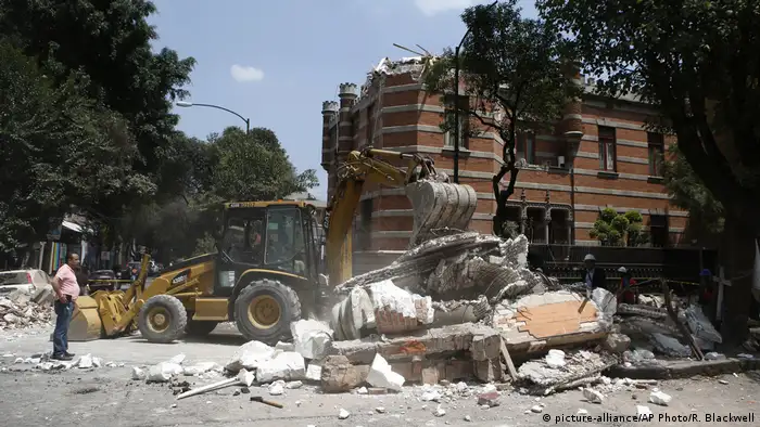 Una excavadora remueve escombros de un edificio parcialmente derrumbado después del terremoto. El movimiento, que sacudió la capital mexicana, también causó numerosos cortes en el servicio eléctrico, fugas de gas e interrumpió el servicio de telefonía, así como el del Metro.