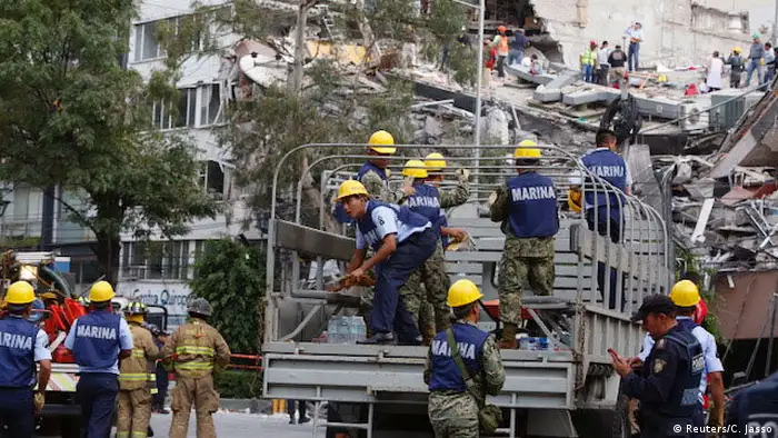 El nuevo sismo sucedió en fecha de terremotos de 1985 y justo tras un simulacro. El sismo provocó escenas de pánico en la capital mexicana y varios edificios sufrieron graves daños. Hasta la media noche de Europa se reportaban 49 muertos. 19.09.2017