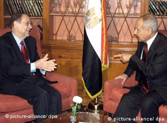 احمد ابوالغیظ، وزیر خارجه مصر (راست) در کنار خاویر سولانا، مسئول سیاست خارجی اتحادیه اروپا، ۲۶ فوریه ۲۰۰۹ در قاهره