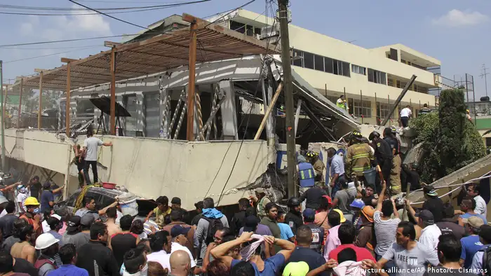 Mexiko Erdbeben Mexiko Stadt Enrique Rébsamen Schule (picture-alliance/AP Photo/C. Cisneros)