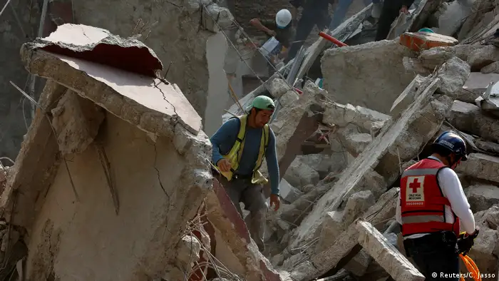 Mexiko Suchmanschaften nach dem Erdbeben in Mexico City (Reuters/C. Jasso)