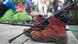 Zwei Wanderschuhe mit Wanderstöcken stehen auf dem Boden (Foto: Megamarsch) Zwei Wanderschuhe mit Wanderstöcken stehen auf dem Boden (Foto: Megamarsch)