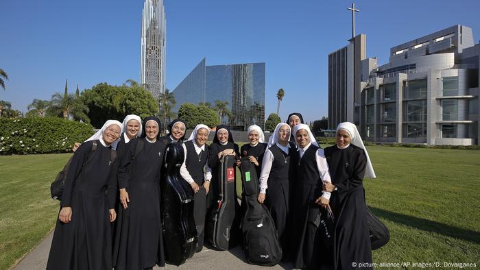 El grupo musical Las siervas está compuesto por once monjas, el mismo número que tiene un equipo de fútbol. Los conciertos de estas hermanas entusiasman a miles de personas en todo el globo.