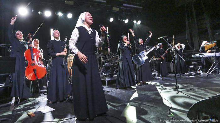 Las once monjas peruanas no solo arrasan con todo en internet. En 2016, un sacerdote mexicano descubrió sus videos y las invitó a Ciudad Juárez a dar un concierto para el Papa Francisco. Reunieron cerca de 250.000 espectadores.