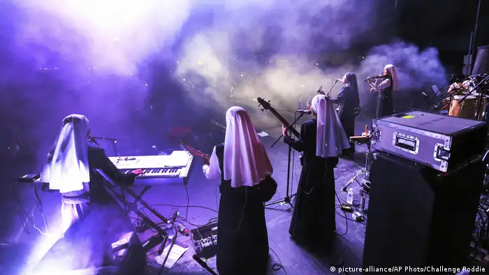Peru Nonnen-Band Siervas (picture-alliance/AP Photo/Challenge Roddie)