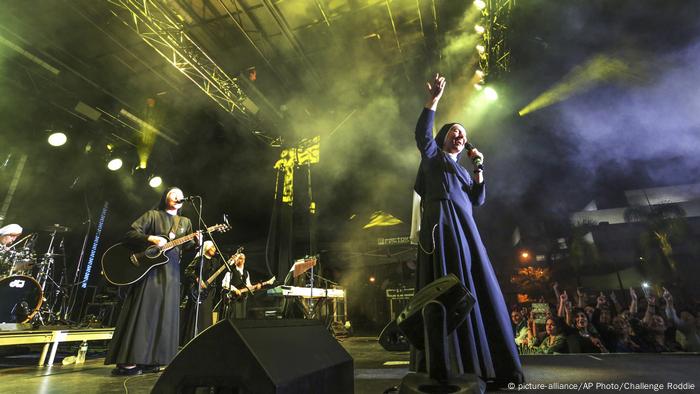 Sus canciones tienen títulos como Reencuentro u Hoy despierto. Con sus textos, las religiosas quieren expresar su amor hacia Dios y difundir el Evangelio, pero de una forma adecuada a estos tiempos.