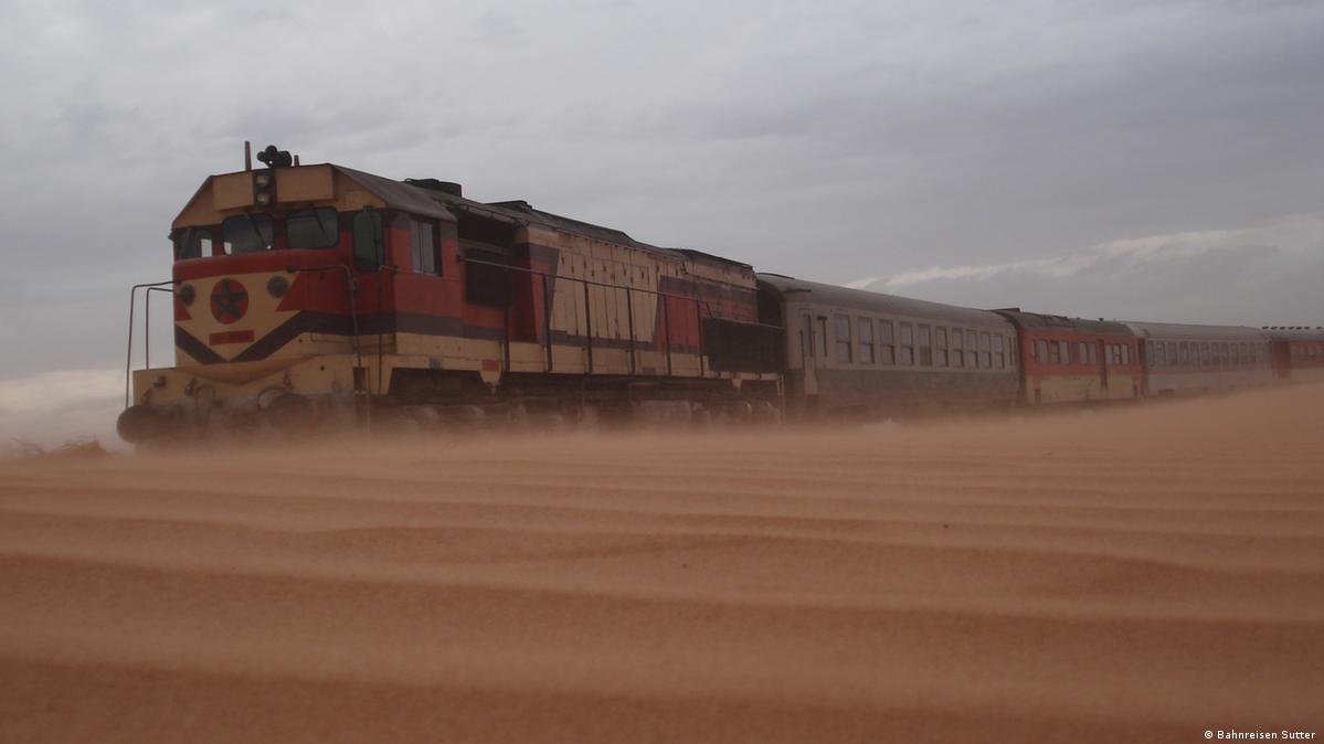 Morocco tourists make tracks on 007's 'desert express' – DW – 09/21/2017