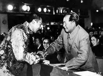 1954年10月13日，毛泽东在北京一届人大上与达赖喇嘛握手