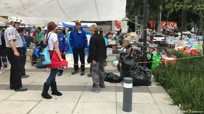 Una escuela reducida a escombros, cuando niños y maestros estaban dentro, se ha convertido en el símbolo de la tragedia que vive México por el terremoto de magnitud 7,1 que lo golpeó la tarde del martes y que enluta al país. De los más de 225 muertos causados por el terremoto, 21 son niños que estaban en la escuela Enrique Rébsamen cuando la tierra tembló. 20.09.2017