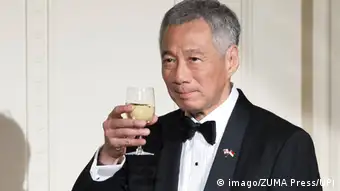 Singapore Lee Hsien Loong mit Getränk