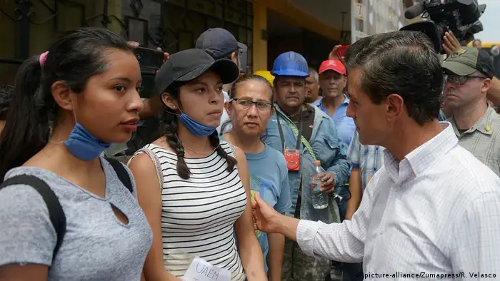 Mexiko Jojutla, Morelos nach Erdbeben Präsident Pena Nieto spricht mit Helfern (picture-alliance/Zumapress/R. Velasco)