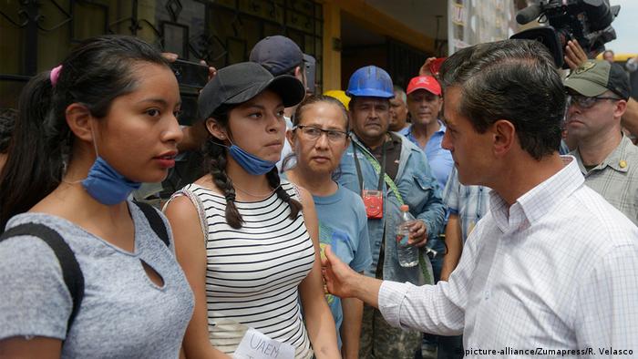 Mexiko Jojutla, Morelos nach Erdbeben Präsident Pena Nieto spricht mit Helfern