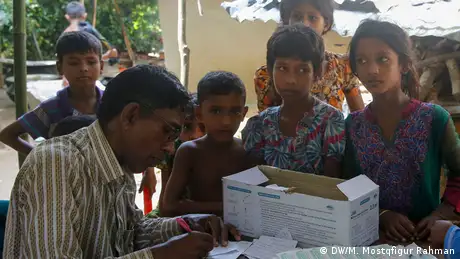Bangladesch Biometrische Registrierung von Rohingya-Flüchtlinge (DW/M. Mostqfigur Rahman)