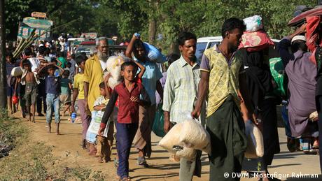Bangladesch Biometrische Registrierung von Rohingya-Flüchtlinge (DW/M. Mostqfigur Rahman)