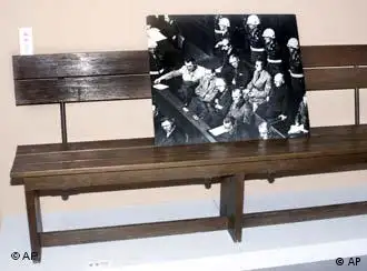 二战战犯纽伦堡法庭被告席的木椅