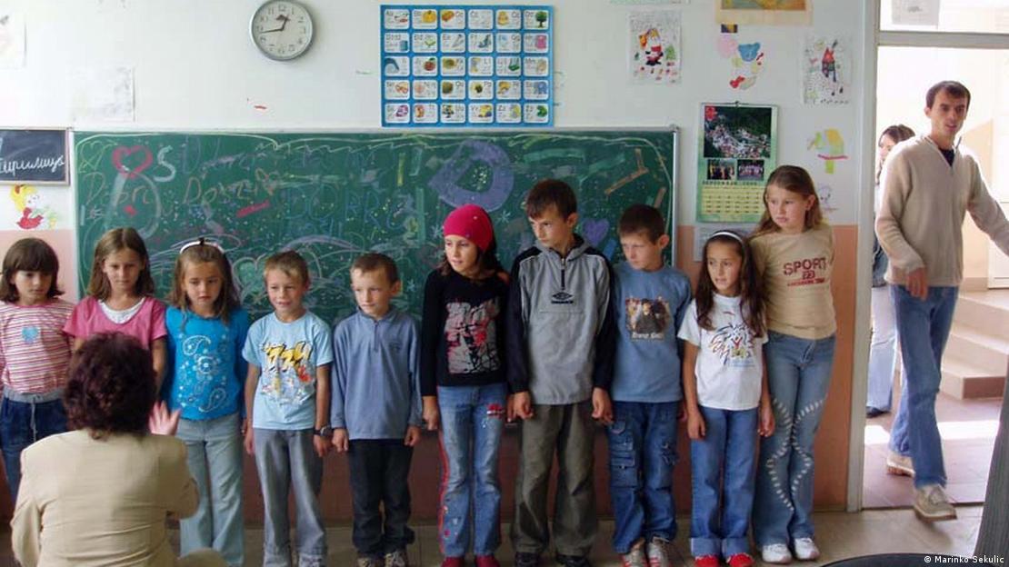 Bosnien-Herzegowina, die Schüler und die Lehrer im Dorf Ljeskovik vor ein paar Jahren
