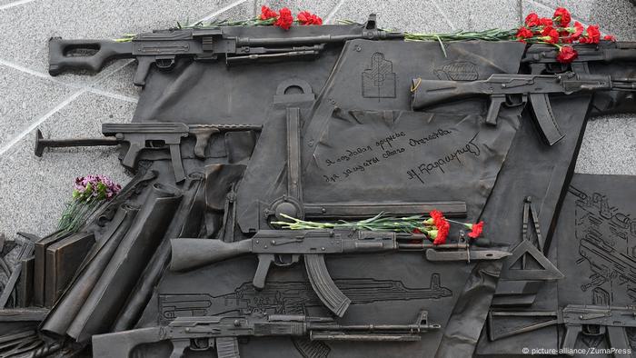 Nazi Gun Removed From Statue Of Ak 47 Founder Mikhail Kalashnikov In Moscow News Dw 22 09 17